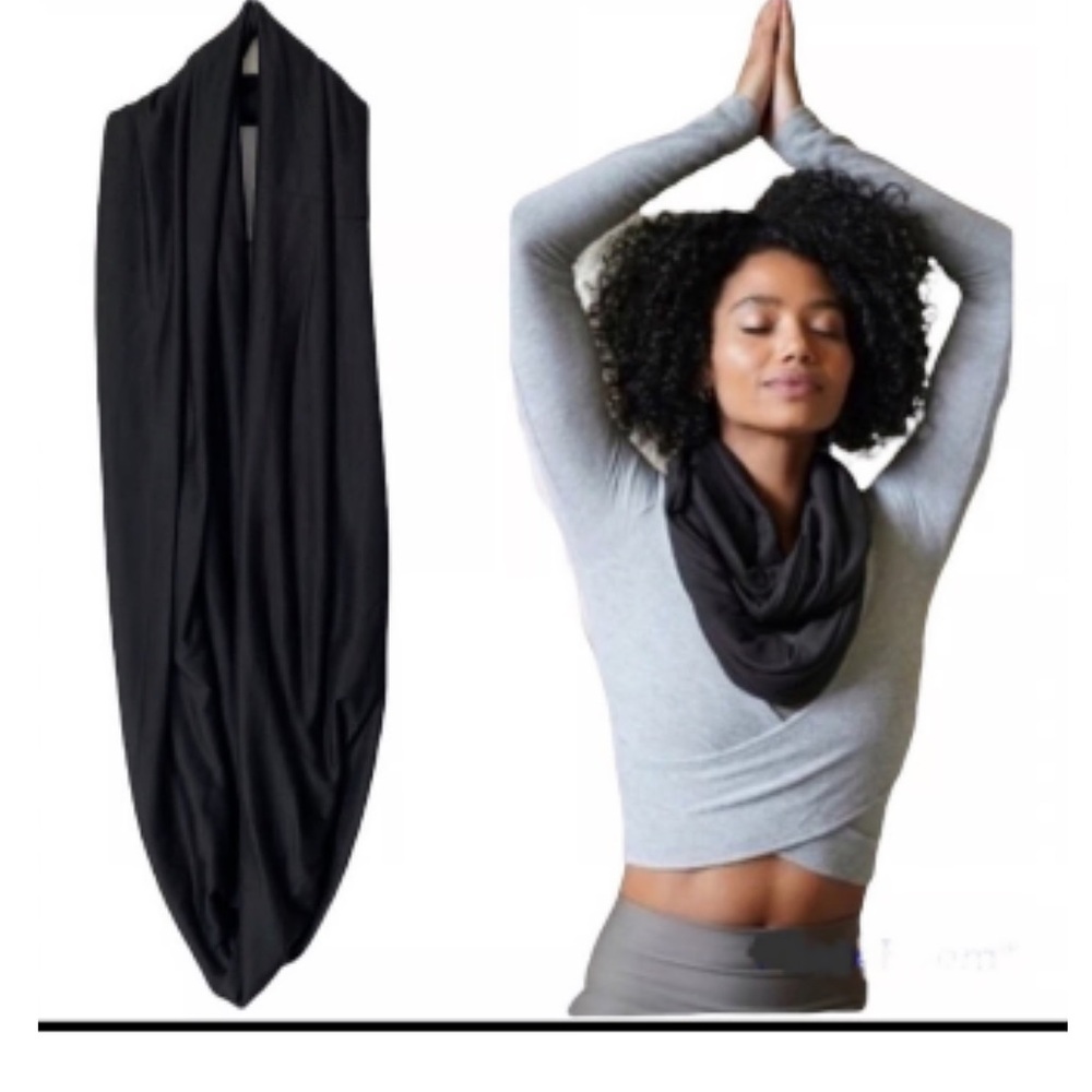 Beyond yoga cool down zipper pocket 360 scarf in black